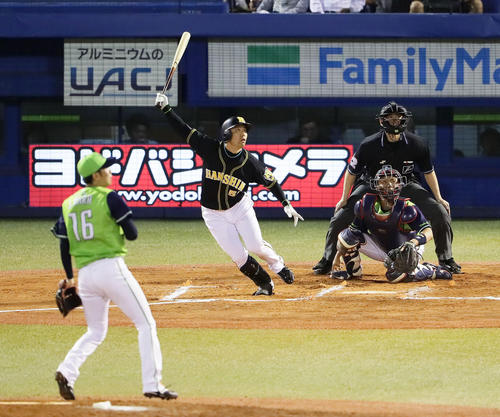 ヤクルト対阪神　６回表阪神２死二、三塁、伊藤隼は左越え２点適時二塁打を放つ。投手原（撮影・足立雅史）