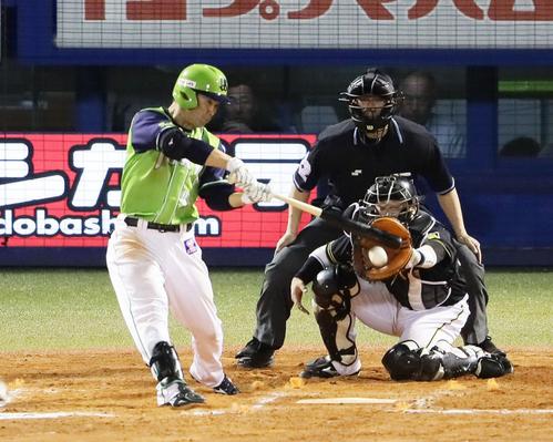 ヤクルト対阪神　６回裏ヤクルト２死一、二塁、雄平は左前適時打を放つ。投手伊藤和（撮影・足立雅史）