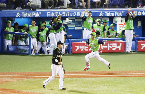 ヤクルト対阪神　７回裏ヤクルト１死二、三塁、中前２点適時打を放つ西浦（撮影・足立雅史）