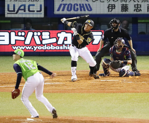 ヤクルト対阪神　９回表阪神１死三塁、ナバーロは右前適時打を放つ。投手石山（撮影・足立雅史）