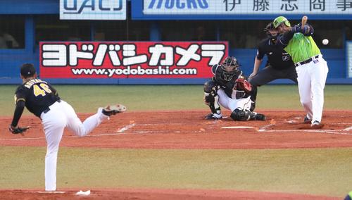 １回裏ヤクルト１死一、二塁、バレンティンは左前適時打を放つ。投手秋山（撮影・足立雅史）