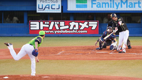 ヤクルト対阪神　２回表阪神無死一塁、俊介は左越え２点本塁打を放つ。投手山田大（撮影・足立雅史）