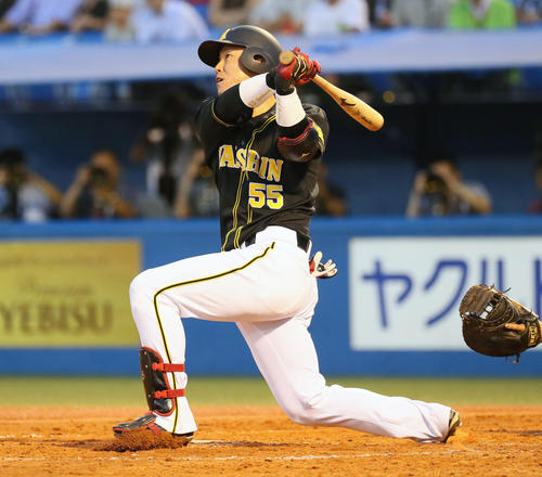 ヤクルト対阪神　３回表阪神２死一、二塁、陽川尚将は左越え３点本塁打を放つ（撮影・宮崎幸一）
