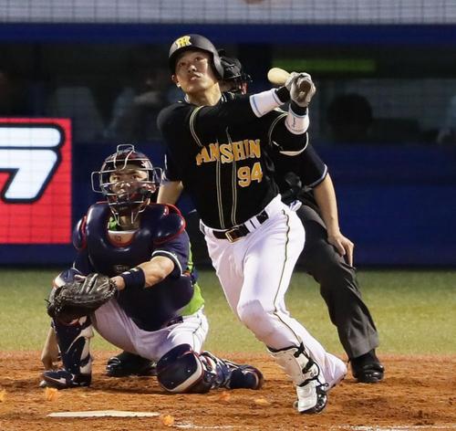ヤクルト対阪神　４回表阪神１死、原口は中越え本塁打を放つ。投手大下（撮影・足立雅史）