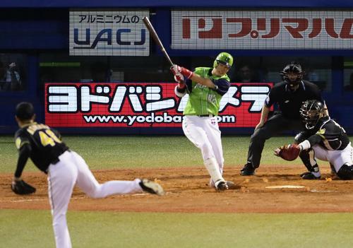 ヤクルト対阪神　４回裏ヤクルト無死、坂口は右越え本塁打を放つ。投手秋山（撮影・足立雅史）