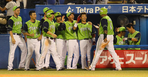 ヤクルト対阪神　５回裏ヤクルト１死満塁、川端慎吾の中前逆転適時打にわくヤクルトナイン（撮影・宮崎幸一）