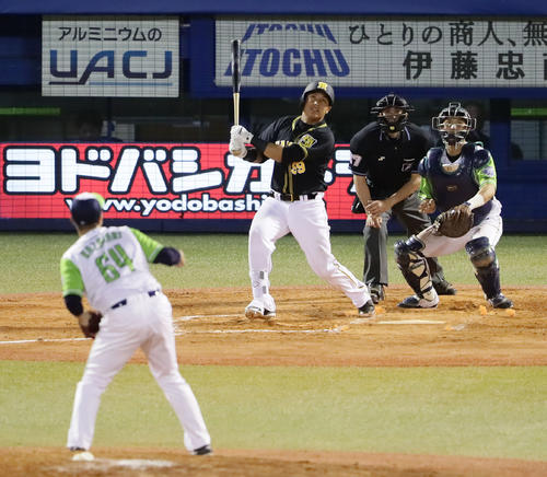 ９回表阪神無死一、二塁、ナバーロの打球を左翼手荒木が落球。投手風張（撮影・足立雅史）