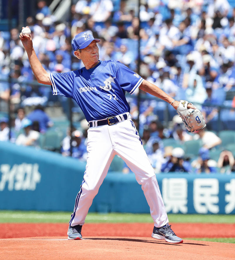 横浜日本一導く権藤博氏がラミレス監督相手に始球式 - プロ野球 : 日刊