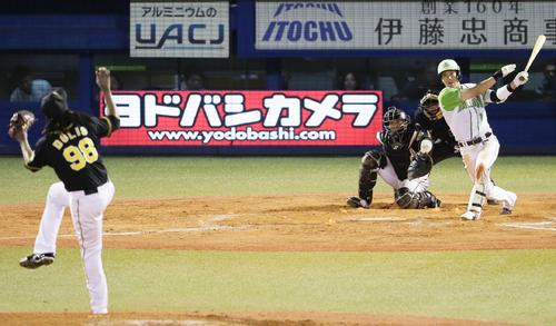 ９回裏ヤクルト１死一、二塁、中前適時打を放つ山田哲。投手ドリス（撮影・足立雅史）