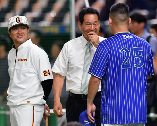 東京ドームを訪れた中畑氏(中央)はDeNA筒香(右)と話す。左は巨人高橋監督(撮影・滝沢徹郎)