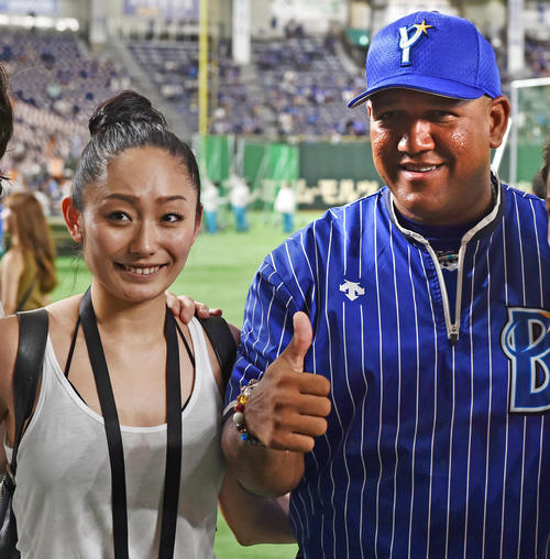 東京ドームを訪れた安藤美姫さん(左)はDeNAラミレス監督と記念撮影する(撮影・滝沢徹郎)