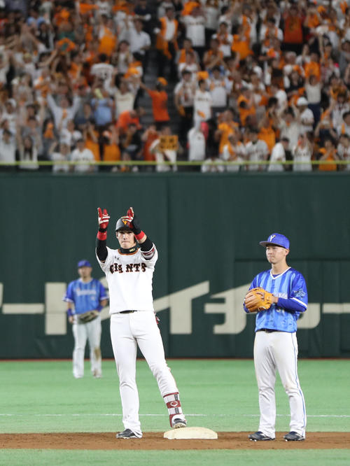 塁上でポーズを決める陽(撮影・林敏行)