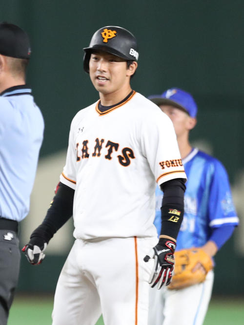 7回裏巨人2死二、三塁、勝ち越しの中越え適時二塁打を放ち笑顔の宇佐見(撮影・林敏行)