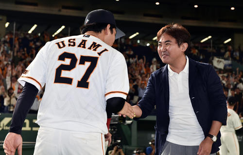 ヒーローの宇佐見(左)は場内1周後、林家三平と握手を交わす(撮影・滝沢徹郎)