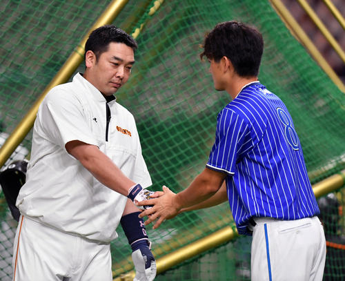 巨人阿部(左)にあいさつし握手するDeNA神里(撮影・滝沢徹郎)