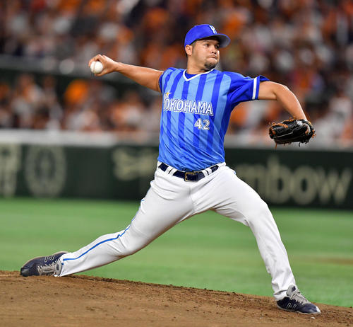 先発で力投するDeNAバリオス(撮影・滝沢徹郎)