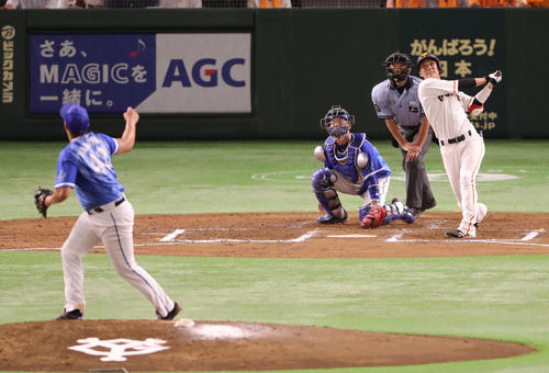 巨人対DeNA 6回裏巨人2死二塁、バリオスから右越え2点本塁打を放つ坂本勇(撮影・野上伸悟)