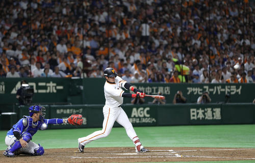 7回裏巨人2死満塁、陽は同点の中越え適時二塁打を放つ(撮影・林敏行)