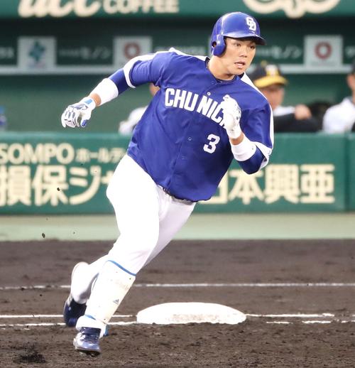 ３回表中日２死二、三塁、高橋は左翼越え適時二塁打を放つ（撮影・加藤哉）