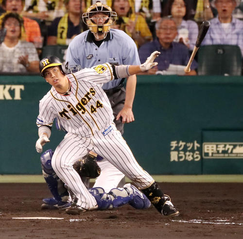 阪神対中日　４回裏阪神２死一、二塁、梅野は左翼越え３点本塁打を放つ（撮影・加藤哉）