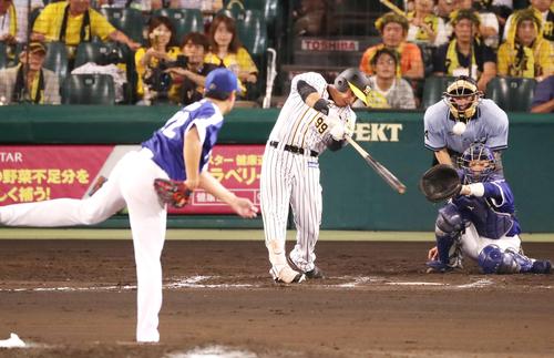 ６回裏阪神無死三塁、ナバーロは左飛を放ち犠飛とする（撮影・加藤哉）