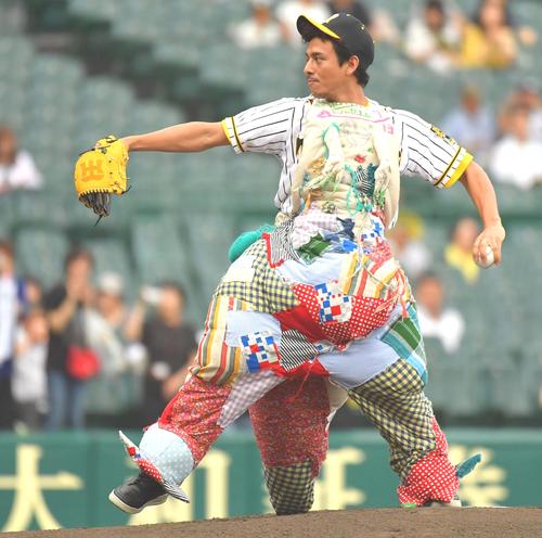 阪神対中日　ファーストピッチセレモニーに登場した満島真之介（撮影・上田博志）