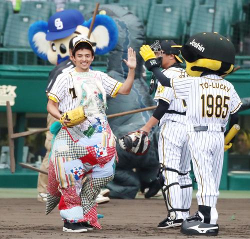 阪神対中日　ファーストピッチセレモニーに登場した満島真之介（撮影・加藤哉）
