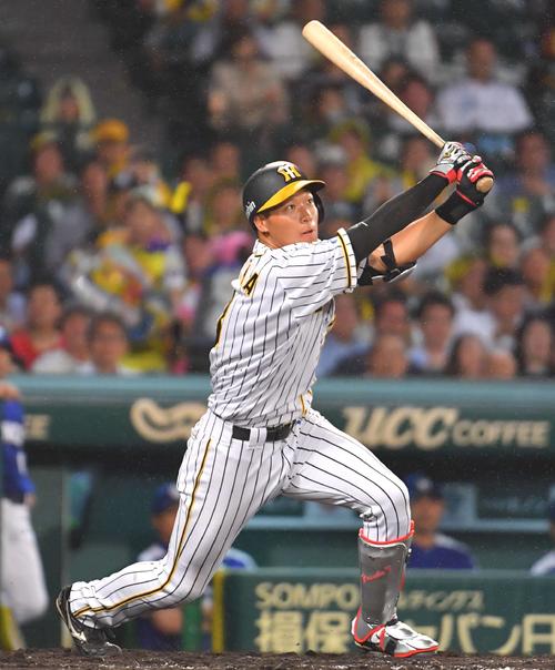 ８回裏阪神２死二塁、右翼線へ勝ち越し適時三塁打を放つ大山悠輔（撮影・上田博志）
