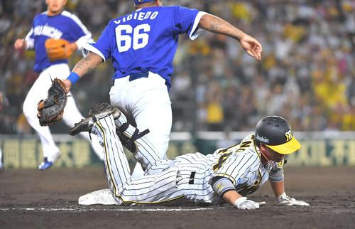 ８回裏阪神２死三塁、内野安打を放ち一塁へ頭から飛び込む梅野隆太郎（撮影・上田博志）