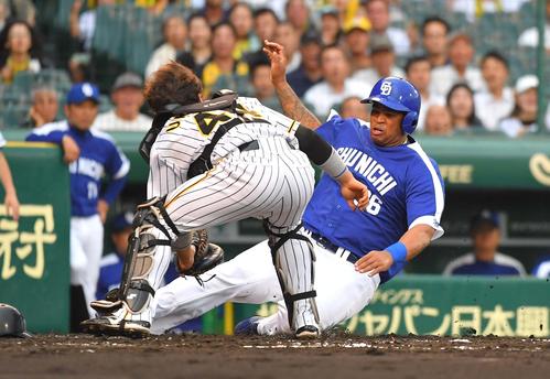 ２回表中日２死一、二塁、松井雅人に先制中前適時打で生還するダヤン・ビシエド。捕手は梅野隆太郎（撮影・上田博志）