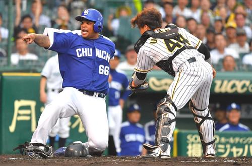 ２回表中日２死一、二塁、松井雅人に先制中前適時打で生還するダヤン・ビシエド。捕手は梅野隆太郎（撮影・上田博志）