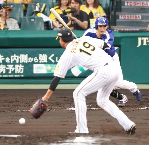 ２回表中日２死一、二塁、松井雅は中前適時打を放つ（撮影・加藤哉）