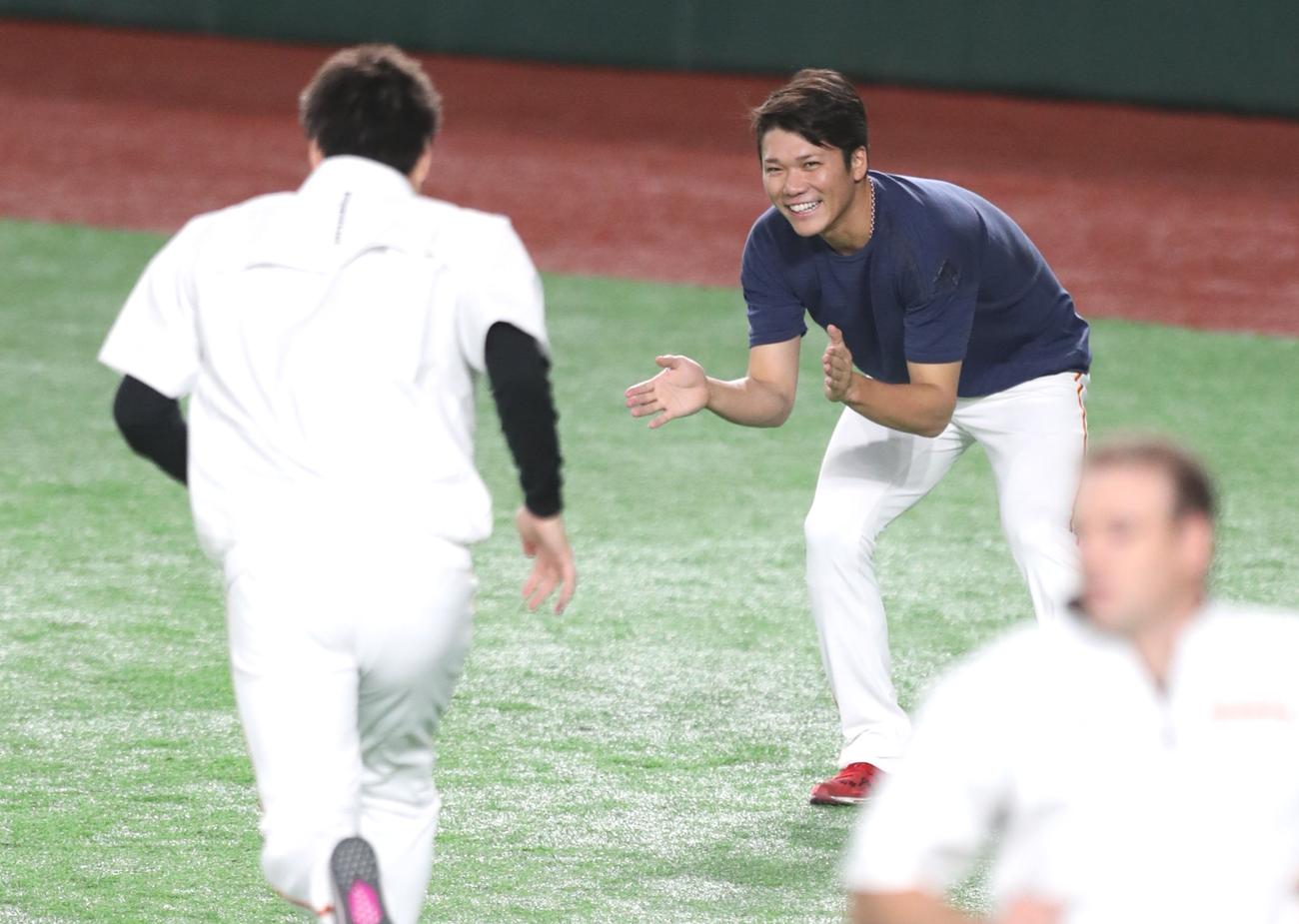 巨人対ＤｅＮＡ　アップする上原に手拍子を送る坂本勇（撮影・林敏行）