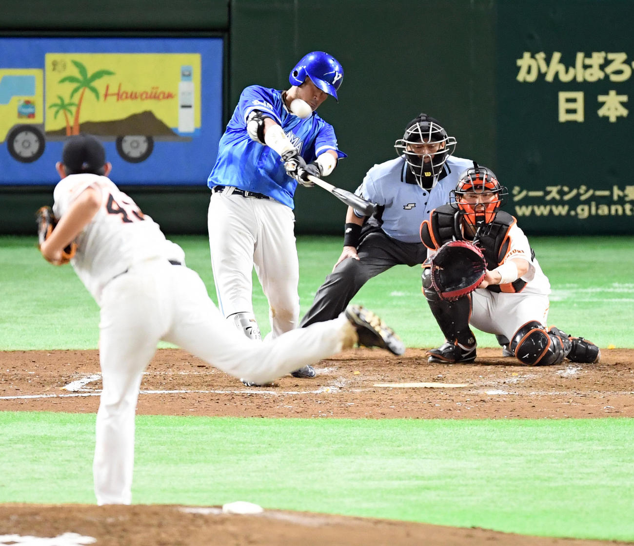 巨人対ＤｅＮＡ　４回表ＤｅＮＡ無死、右越えに１号ソロ本塁打を放つ戸柱。投手山口俊（撮影・ たえ 見朱実）