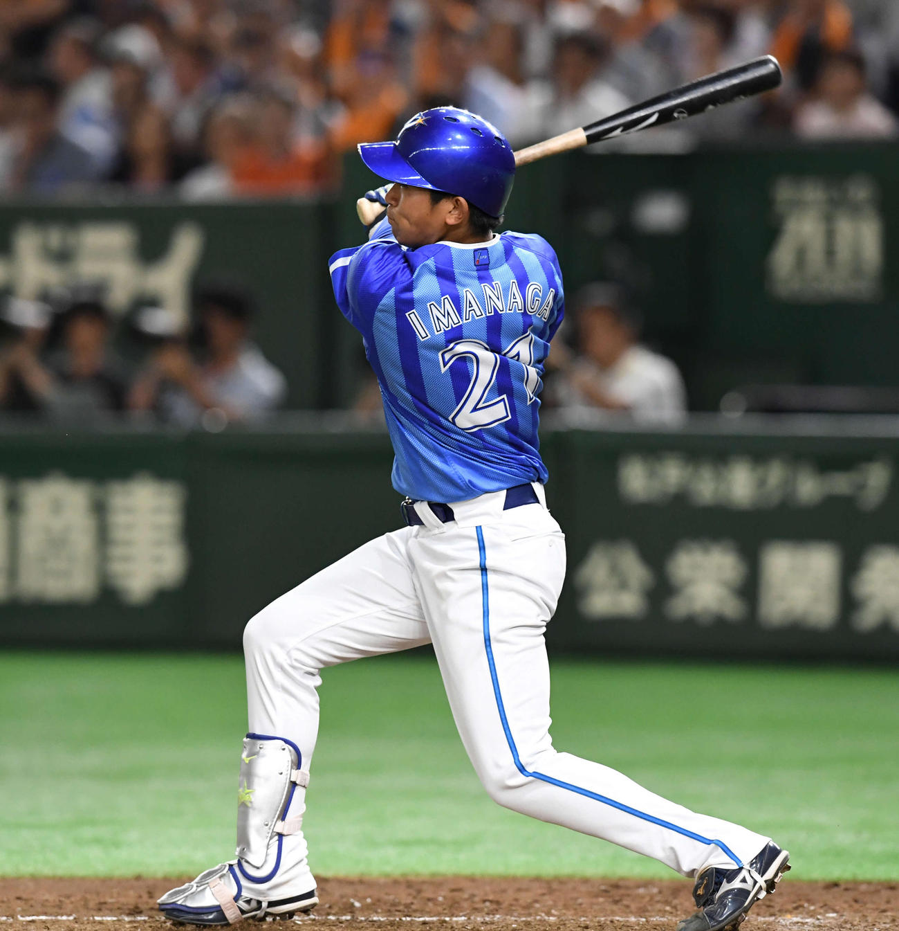 巨人対ＤｅＮＡ　５回表ＤｅＮＡ１死満塁、左犠飛を放つ今永（撮影・鈴木みどり）