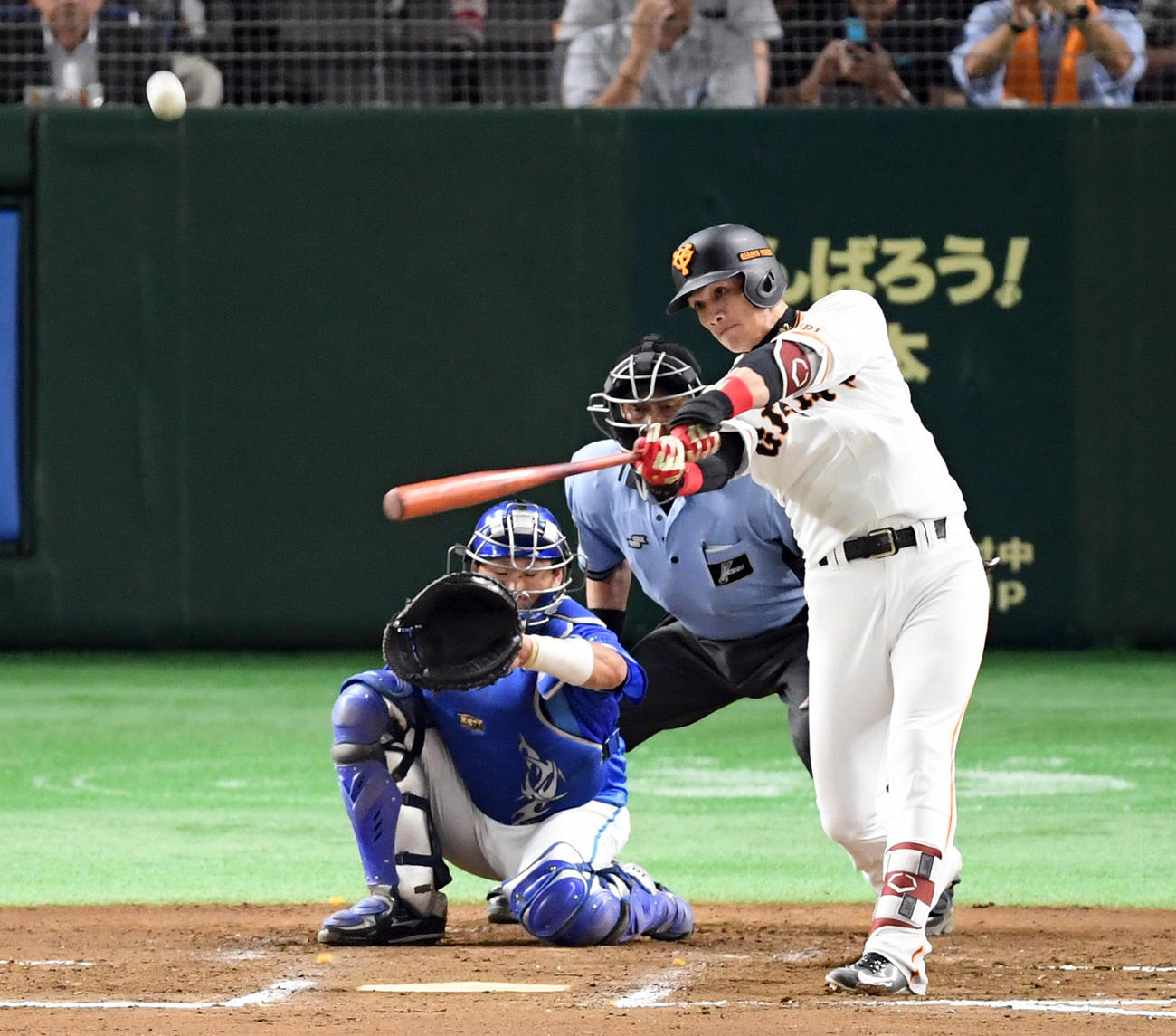巨人対ＤｅＮＡ　６回裏巨人無死、右越えに４号ソロ本塁打を放つ陽（撮影・ たえ 見朱実）