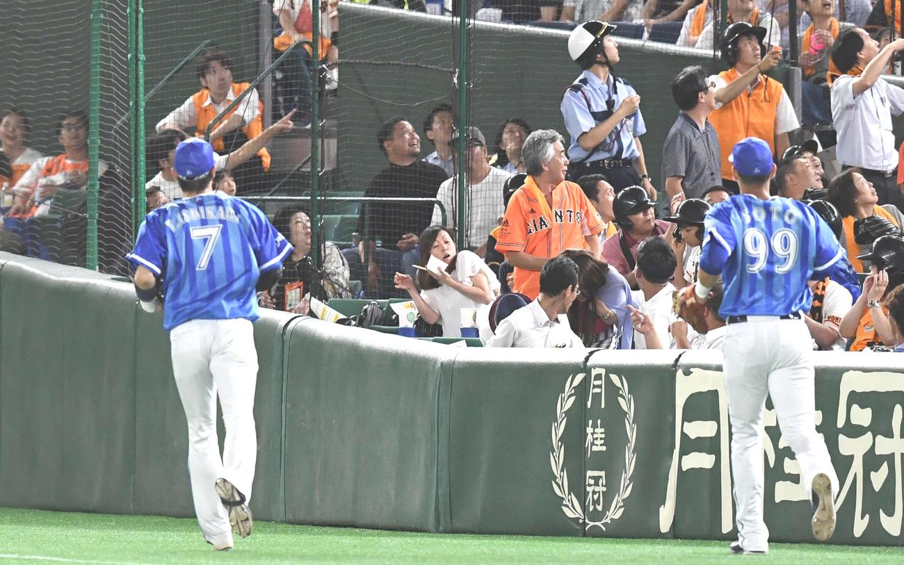 巨人対ＤｅＮＡ　１回裏巨人２死満塁、陽のファウル球を追って客席に落ちる右翼手乙坂（撮影・鈴木みどり）
