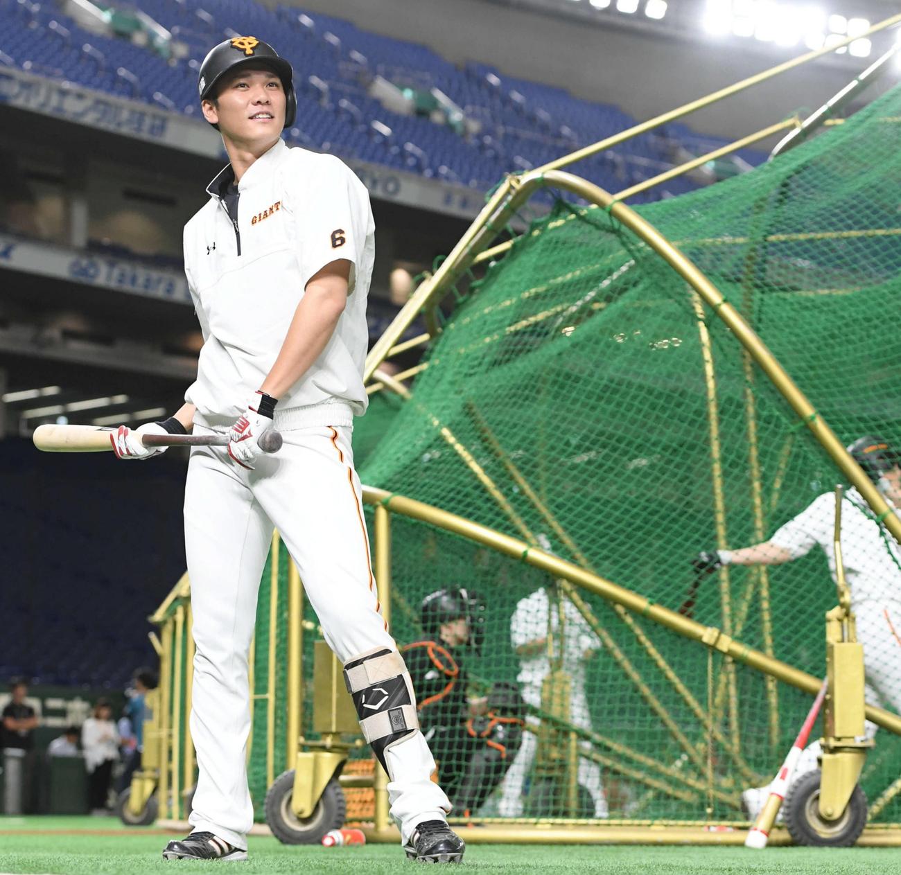 巨人対広島　ロングティーを放つ巨人坂本勇人（撮影・たえ見朱実）