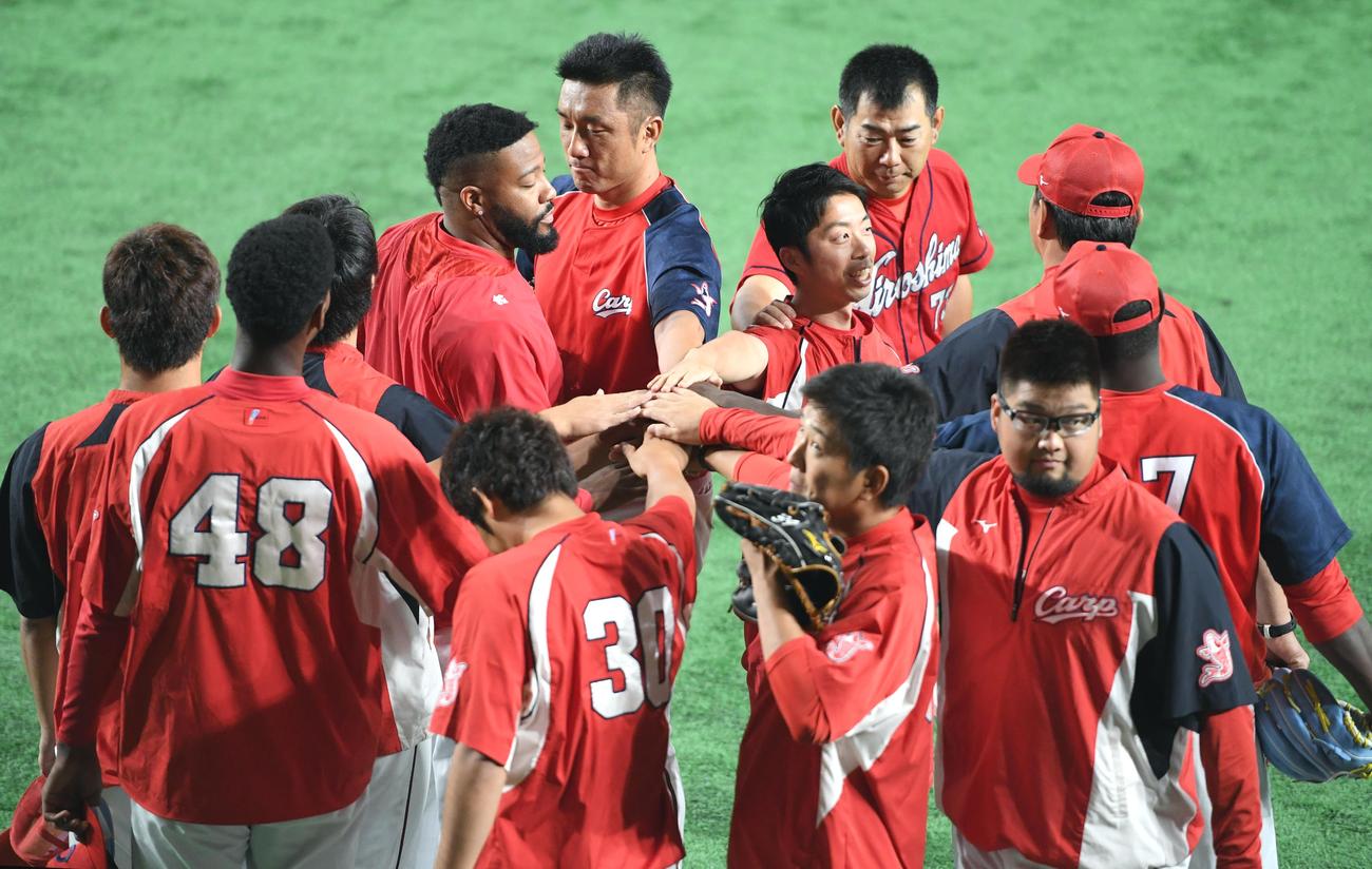 巨人対広島　試合練習前、円陣組む広島（撮影・たえ見朱実）