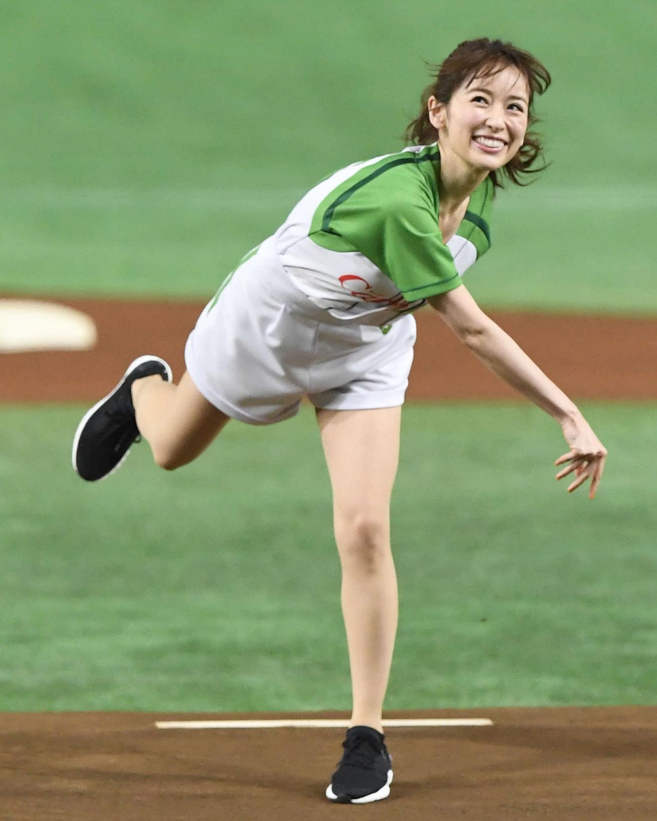 始球式を行う泉里香（撮影・鈴木みどり）