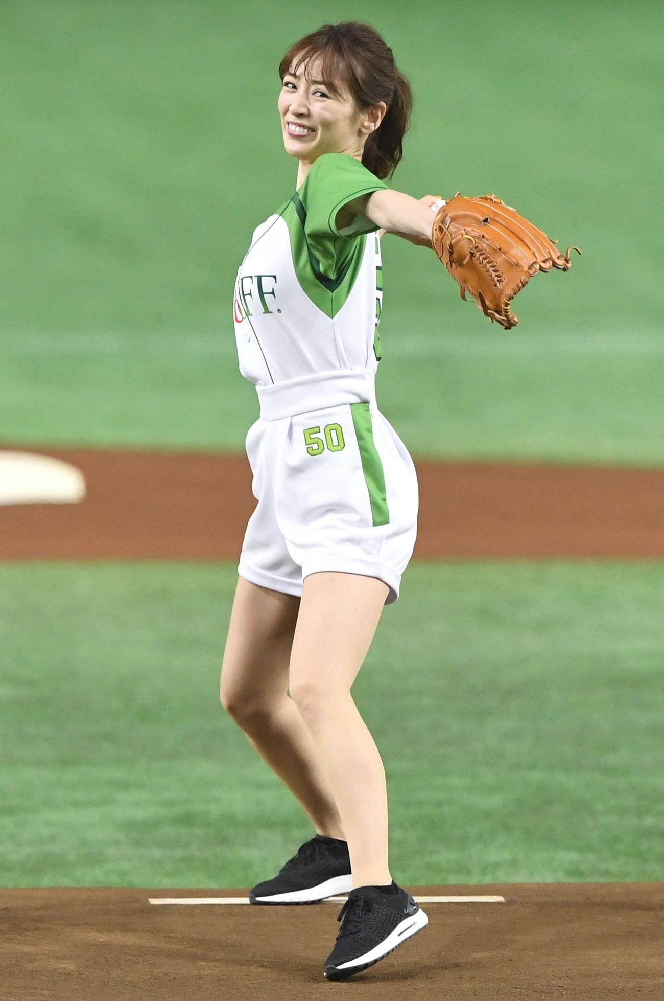 始球式を行う泉里香（撮影・鈴木みどり）