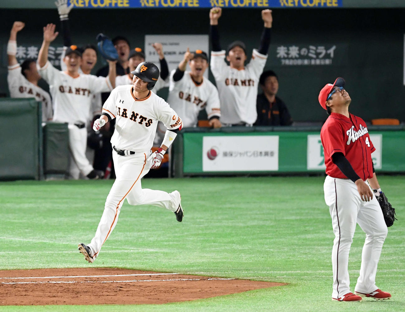 ６回裏巨人無死一塁、中越えに２点本塁打を放った坂本勇。手前は天を仰ぐ松山（撮影・たえ見朱実）