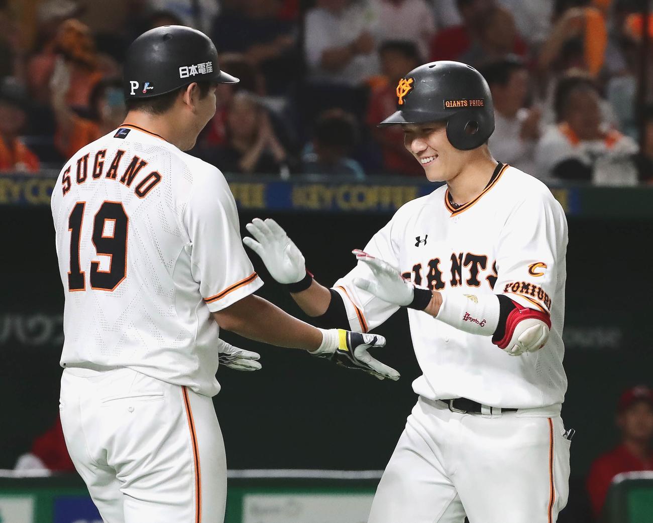 ６回裏巨人無死一塁、坂本勇は２点本塁打を放って菅野に迎えられる（撮影・丹羽敏通）