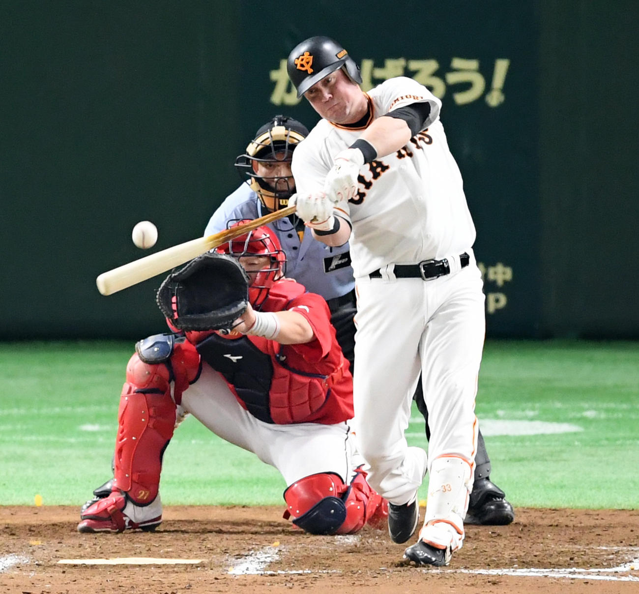 ８回裏巨人２死二、三塁、中前に２点適時打を放つマギー（撮影・たえ見朱実）