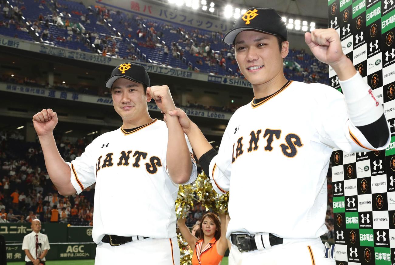 お立ち台で写真に納まる菅野と坂本勇人（撮影・丹羽敏通）