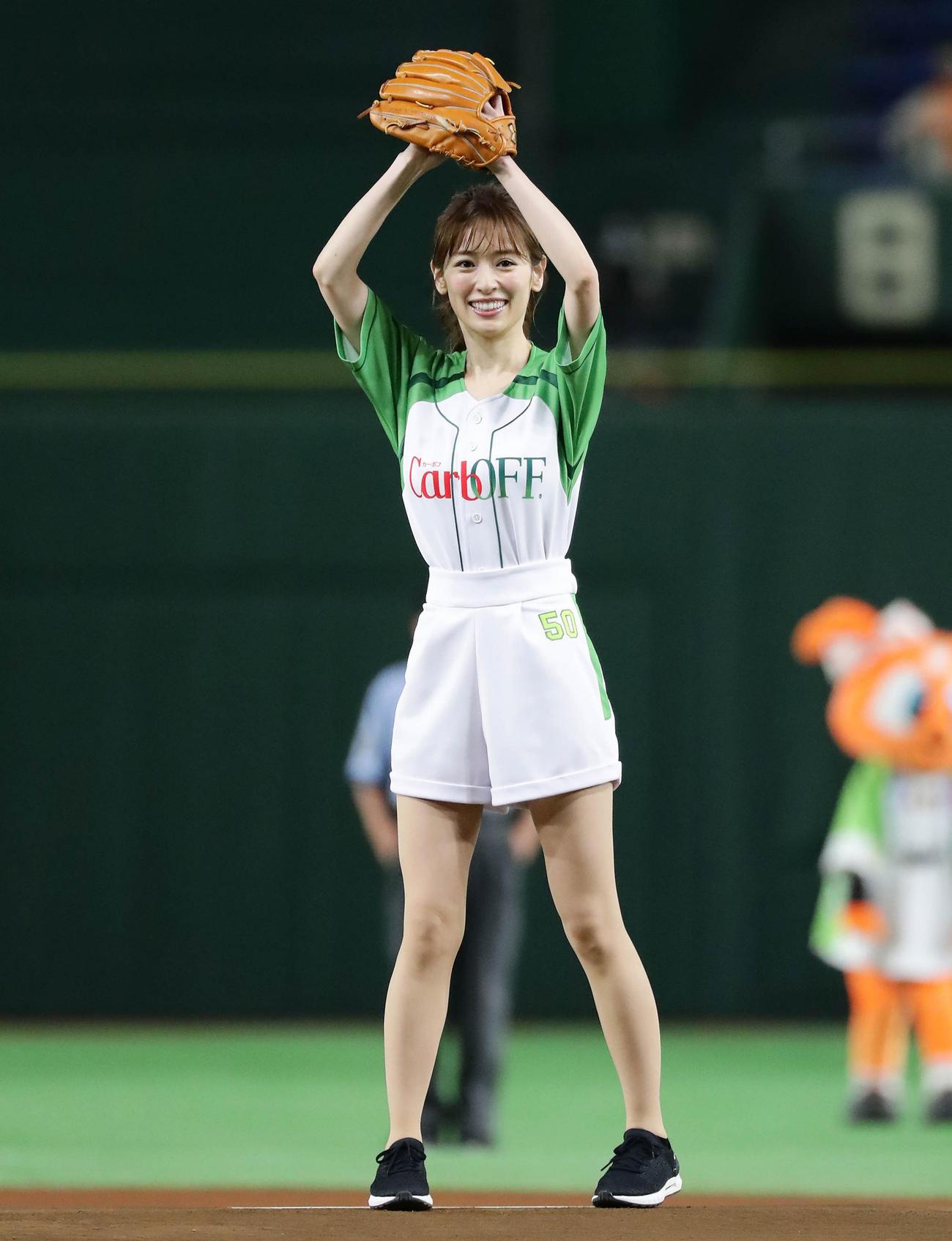 始球式をするタレントの泉里香（撮影・丹羽敏通）