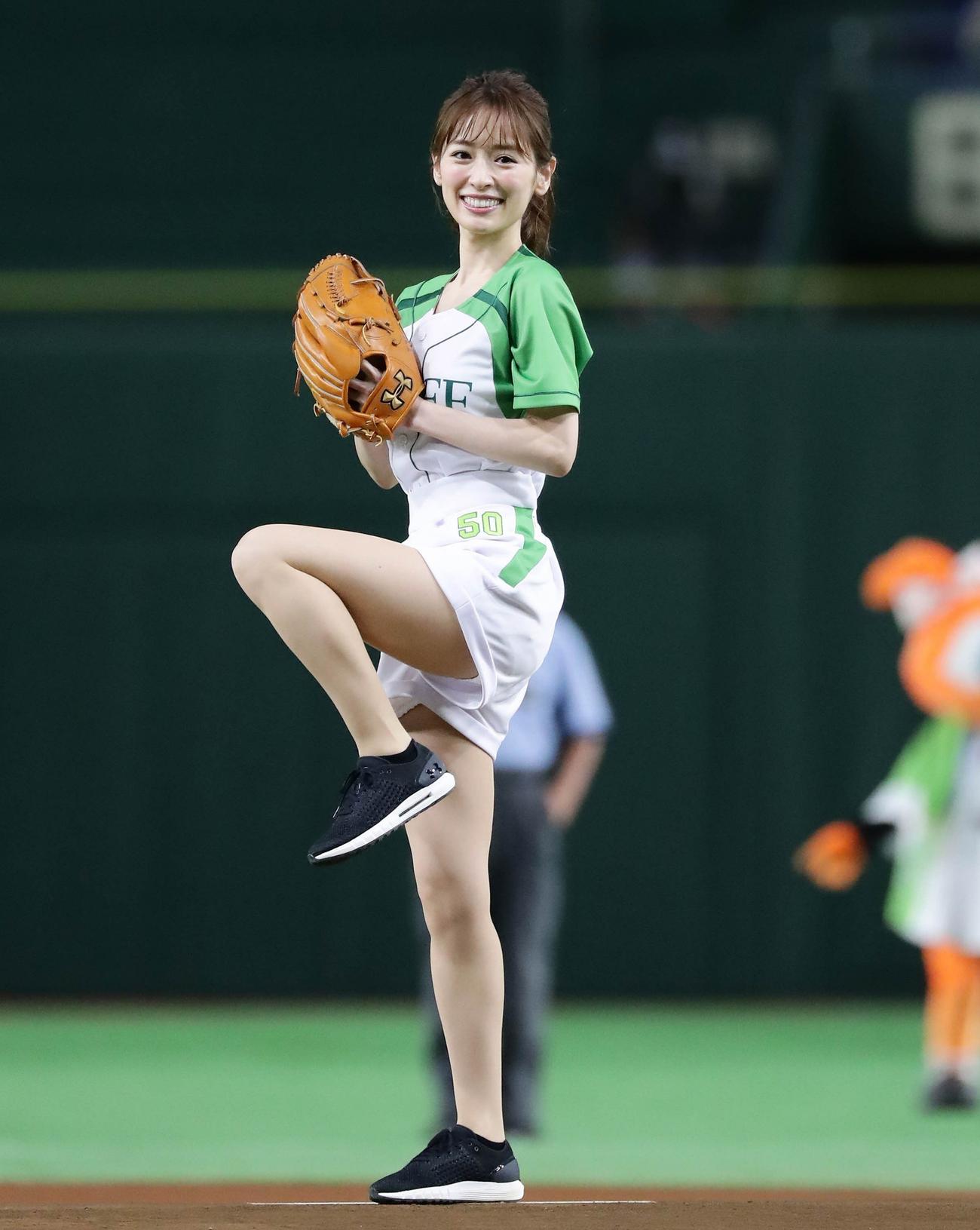 始球式をするタレントの泉里香（撮影・丹羽敏通）