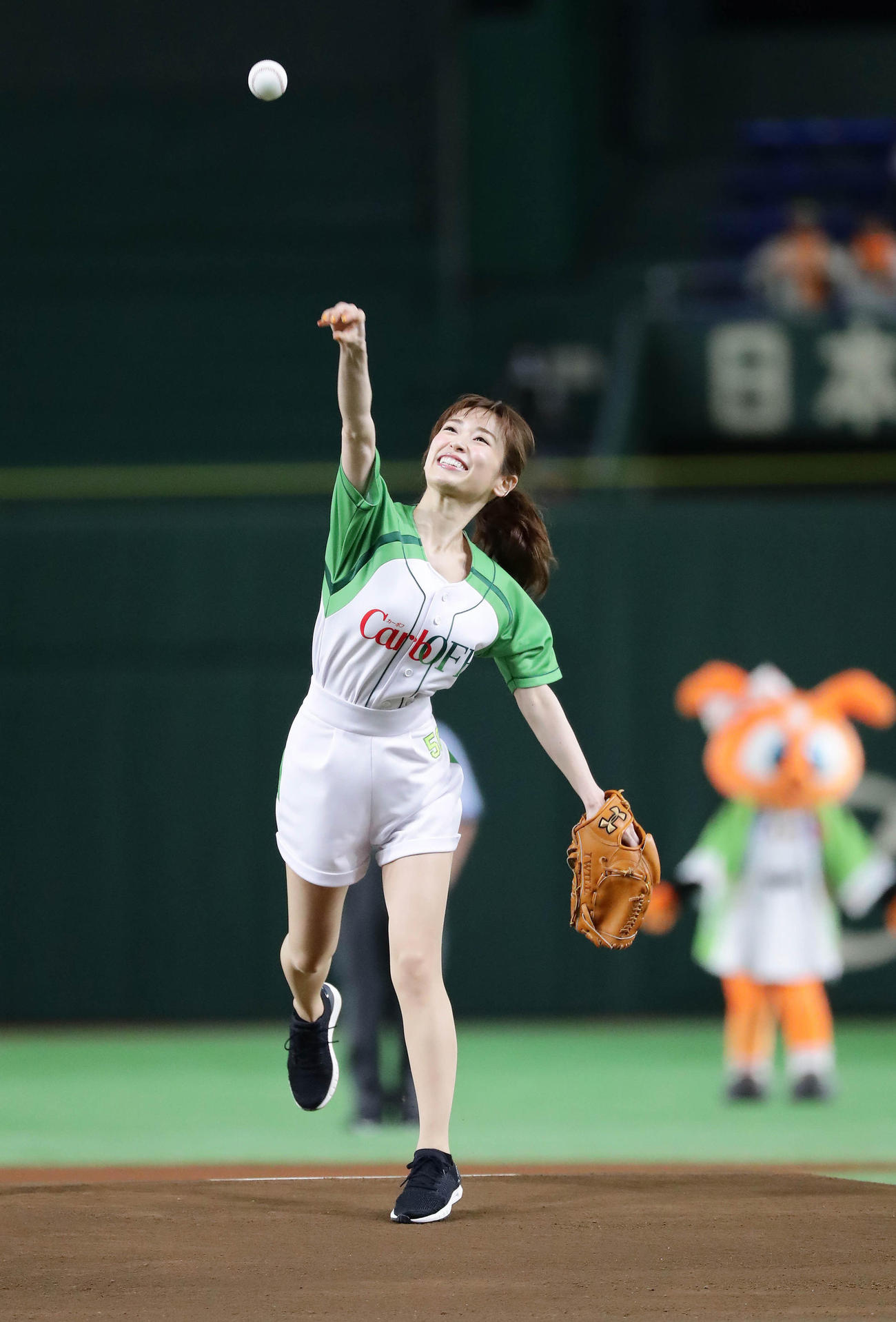 始球式をするタレントの泉里香（撮影・丹羽敏通）