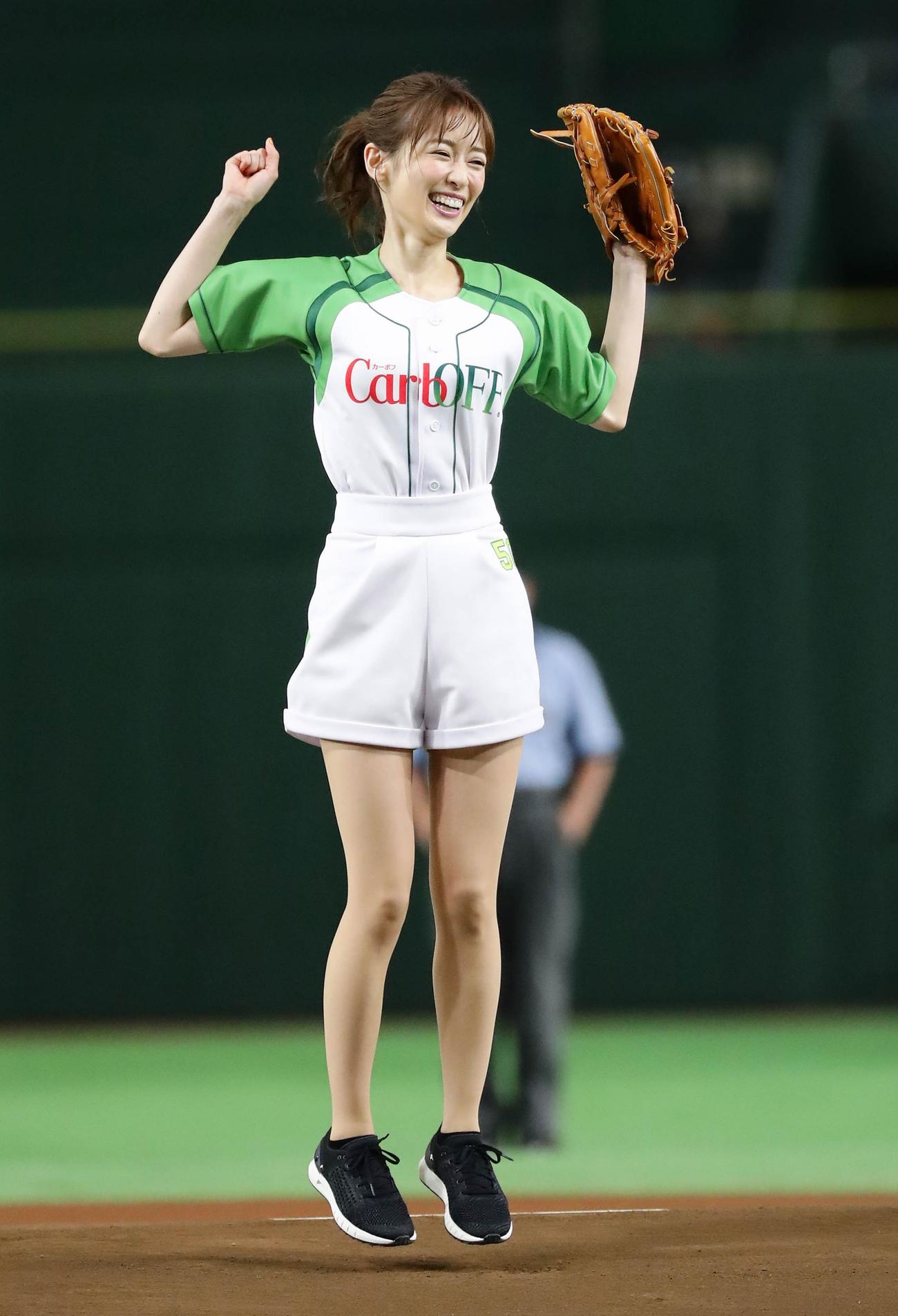 ガッツポーズするタレントの泉里香（撮影・丹羽敏通）