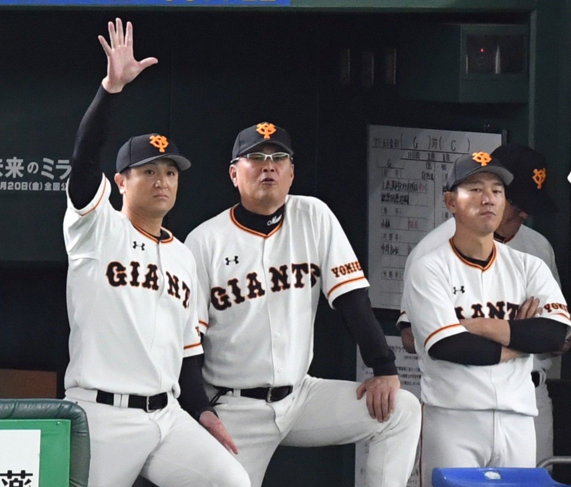 ５回表、リプレー検証を申し入れる巨人高橋由伸監督（撮影・たえ見朱実）